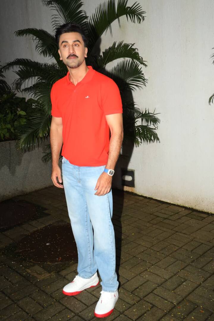 28 सितंबर 1982 को मुंबई में जन्मे रणबीर कपूर अब 43 साल के हो गए हैं. आज उन्होंने बहुत ही शानदार तरीके से अपना जन्मदिन मनाया. एक्टर के बर्थडे सेलिब्रेशन की तस्वीरें सोशल मीडिया पर वायरल हो रही है.