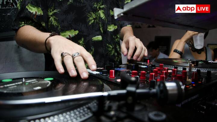 बैंगलोर की नाइटलाइफ यहां के बड़े आईटी सेक्टर और युवा आबादी की वजह से काफी ज्यादा मशहूर है. यहां आपको देर रात तक क्लब और म्यूजिक लाउंज का कल्चर देखने को मिलेगा. आपको बता दें कि बैंगलोर को 'भारत की पब राजधानी' भी कहा जाता है.