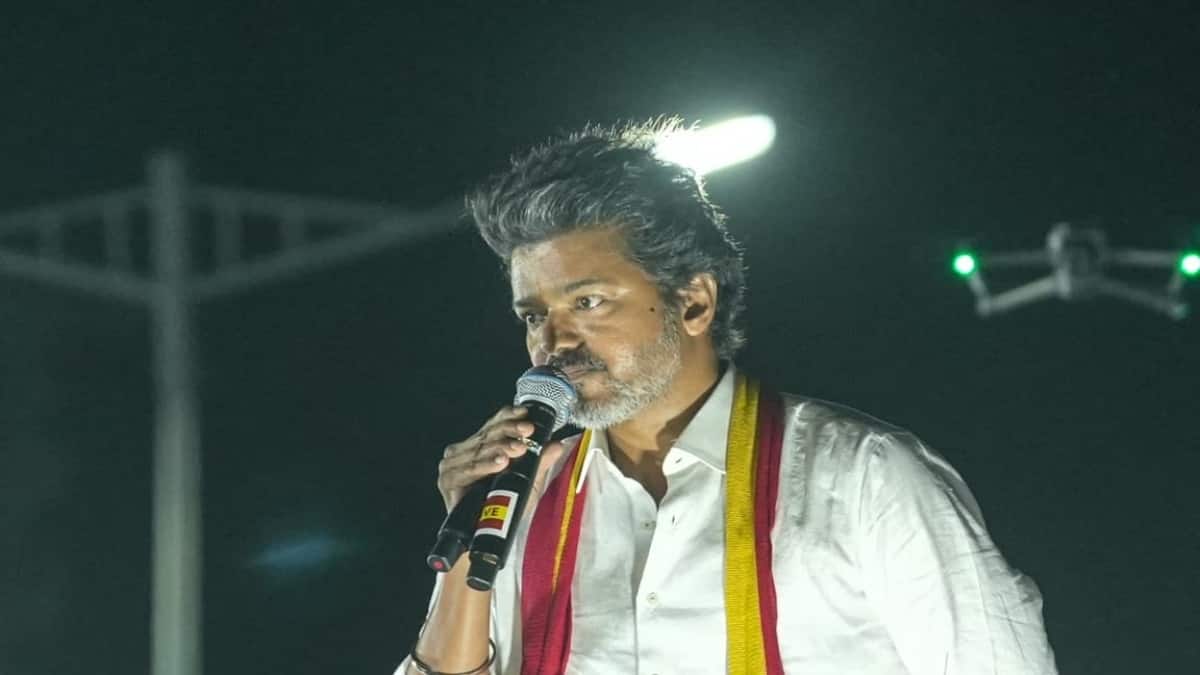 Vijay TVK Karur Stampede: విజయ్ ఇంకా నటుడే, నాయకుడైతే ఇంట్లో దాక్కోడు! బాధితుల్ని వదిలి వెళ్లడంపై తీవ్ర విమర్శలు