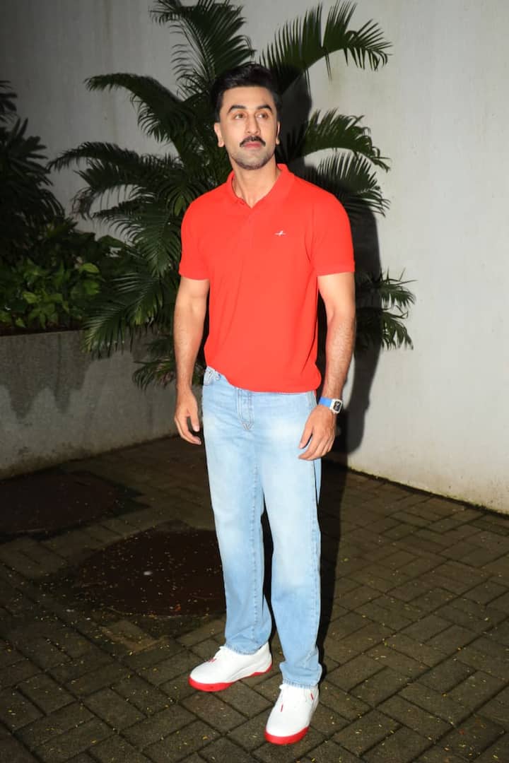 Ranbir Kapoor's casual avatar was seen in his birthday celebration with Paps. He carried an orange color T -shirt and denim commodity. With his personality and looks, Bollywood's 'Rockstar' once again made its place in everyone's heart.