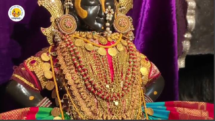 यावेळी श्री विठुरायालाही मौल्यवान आणि प्राचीन अलंकारांनी सजवण्यात आले असून, भाविकांचे आकर्षण दिवसेंदिवस वाढत आहे.