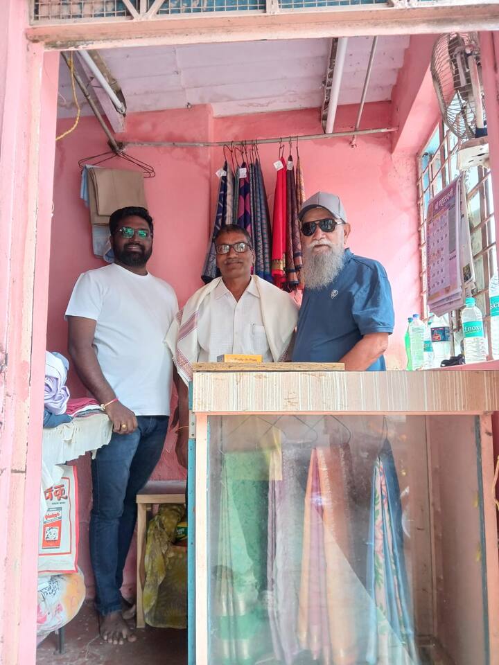 येथील अरुण लॉन्ड्रीचे किरण शिंदे यांच्याकडे लॉन्ड्रीसाठी आलेल्या कपड्यांमध्ये 10 हजार रुपये आले होते.