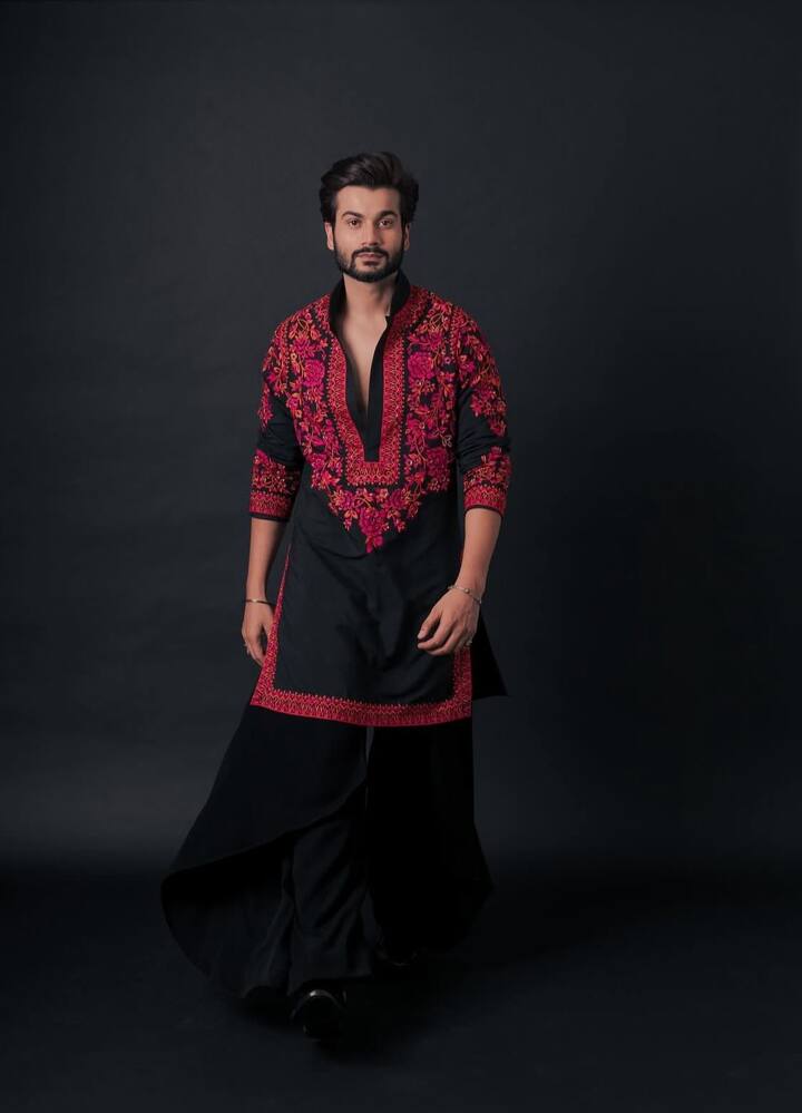 A Pop of Color in Black : Sunny’s black kurta featuring striking pink and orange embroidery along the hem and torso was a refreshing mix of traditional and contemporary. Paired with flared pants and accessorized with silver rings and a bracelet, this look was a true modern ethnic moment.