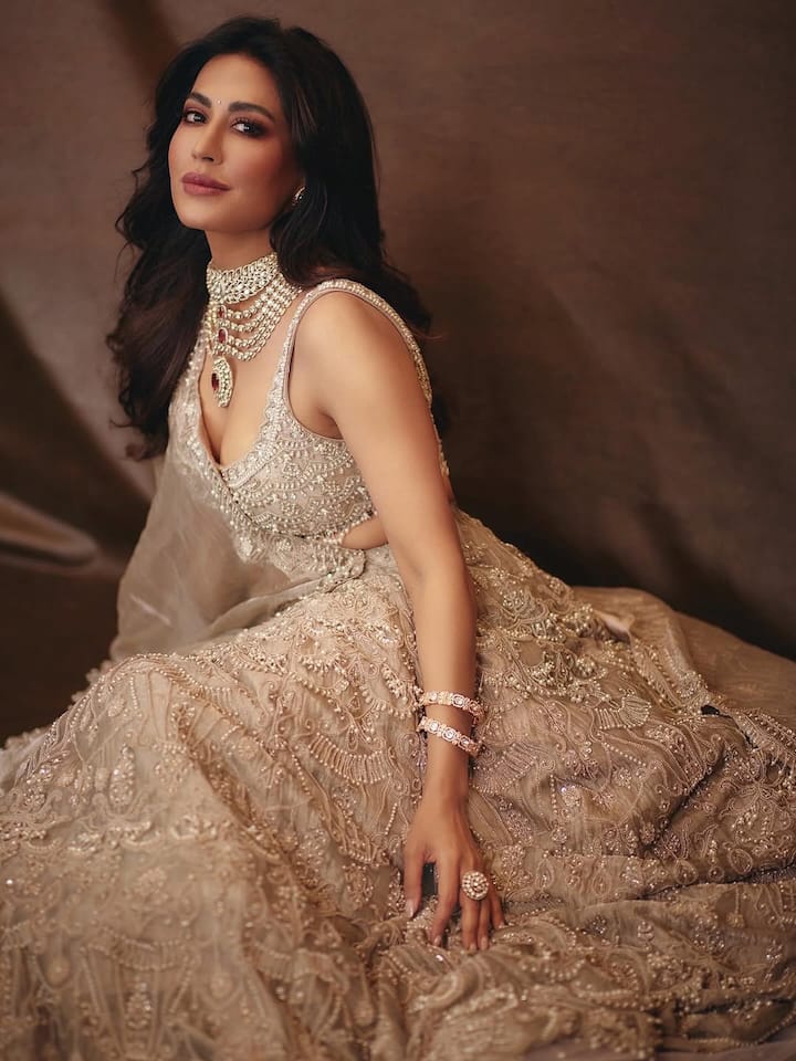 Talking about the look of the actress, she is wearing a pastel color heavy work lehenga which she has carried with a sleeveless blouse. Which is becoming even more modern for his look.