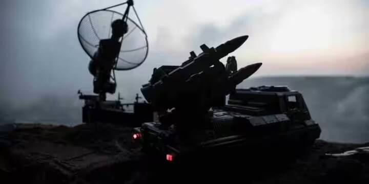 S-500 વધુ અદ્યતન ટેકનોલોજીથી સજ્જ છે, જે રશિયાએ તાજેતરમાં તેના સંરક્ષણ લાઇનઅપમાં ઉમેરી છે. તે નીચા પૃથ્વી ભ્રમણકક્ષા (LEO) માં ઉપગ્રહોને નિશાન બનાવી શકે છે અને 600 કિલોમીટર દૂરના લક્ષ્યોને નષ્ટ કરી શકે છે.