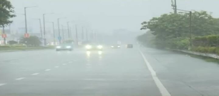 सर्वत्र काळे ढग पसरल्याने वाहनांना सकाळीच हेडलाईट व पार्किंग लाईट लावून प्रवास करावा लागत आहे.