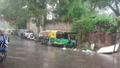 Ahmedabad Rain: અમદાવાદમાં વીજળીના કડાકા સાથે વરસાદ, ધોધમાર વરસાદથી અનેક જગ્યાએ ગરબા કેન્સલ થવાની શક્યતા!
