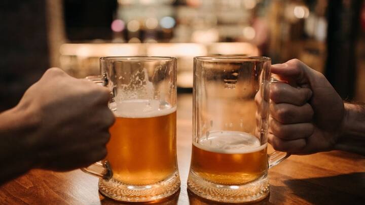 सबसे पहले बीयर बनाने की प्रक्रिया को समझना जरूरी है. जब जौ को पानी में भिगोकर और अंकुरित करके माल्ट बनाया जाता है, तो उसमें प्राकृतिक शर्करा पैदा होती है. यही शर्करा फर्मेंटेशन के दौरान यीस्ट की मदद से अल्कोहल और कार्बन डाइऑक्साइड में बदलती है.