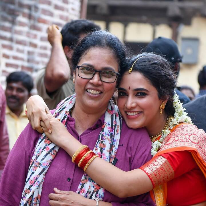 కొరియోగ్రాఫర్ బృందతో ప్రియాంక మోహన్. (Image Courtesy: priyankaamohanofficial / Instagram)