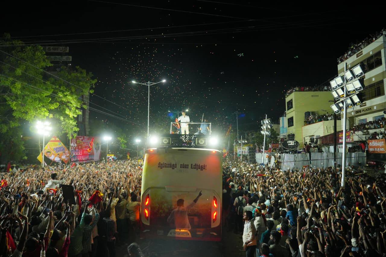 Karur Stampede: கடைசி வரை நேரில் வராத விஜய்.. ஆத்திரத்தில் மக்கள் - தவெக-விற்கு பெரும் பின்னடைவு!