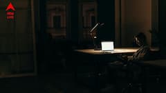 অনেক রাত অবধি জেগে কাজ করেন, বাড়তে পারে হার্ট অ্যাটাকের ঝুঁকি, আর কী কী সমস্যা?