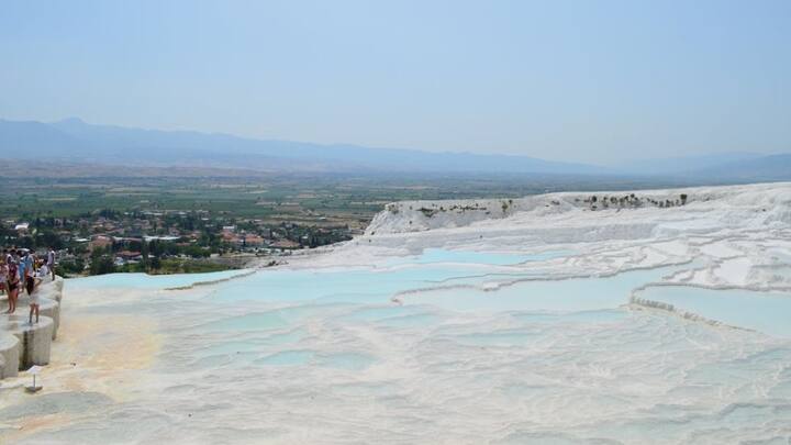 These springs are also considered to be medicinal properties. Since the time of the Roman Empire, people have been using this water to get relief from diseases. This is the reason that the ruins of the ancient city of Hiarapolis around Pamukkale are also present.
