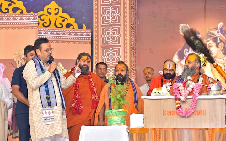 सीएम ने कहा कि इसके दर्शन मात्र से जीवन में सुख, शांति और संतोष प्राप्त होता है. हमें इन आदर्शों को अपने आचरण में अपनाना चाहिए. उन्होंने आह्वान किया कि सभी संस्कृति के संरक्षण एवं गौ माता की सेवा का संकल्प लें.