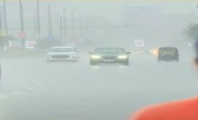 वांद्रे परिसरातही जोरदार पाऊस पडतोय. वांद्रे-सी लिंक रोडवर संध्याकाळसारखा अंधार दाटून आला आहे.