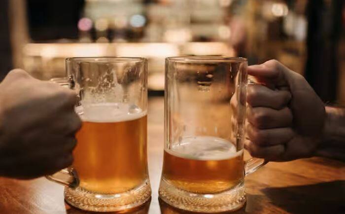 ਪਹਿਲਾਂ, ਬੀਅਰ ਬਣਾਉਣ ਦੀ ਪ੍ਰਕਿਰਿਆ ਨੂੰ ਸਮਝਣਾ ਮਹੱਤਵਪੂਰਨ ਹੈ। ਜਦੋਂ ਜੌਂ ਨੂੰ ਪਾਣੀ ਵਿੱਚ ਭਿੱਜ ਕੇ ਮਾਲਟ ਬਣਾਉਣ ਲਈ ਉਗਾਇਆ ਜਾਂਦਾ ਹੈ, ਤਾਂ ਇਹ ਕੁਦਰਤੀ ਸ਼ੱਕਰ ਪੈਦਾ ਕਰਦਾ ਹੈ। ਇਹ ਸ਼ੱਕਰ ਖਮੀਰ ਦੁਆਰਾ ਫਰਮੈਂਟੇਸ਼ਨ ਦੌਰਾਨ ਅਲਕੋਹਲ ਅਤੇ ਕਾਰਬਨ ਡਾਈਆਕਸਾਈਡ ਵਿੱਚ ਬਦਲ ਜਾਂਦੀਆਂ ਹਨ।