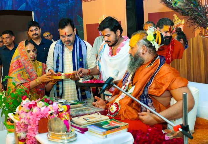 मुख्यमंत्री ने कहा कि प्रधानमंत्री नरेंद्र मोदी के संकल्प से पूरे देश में सनातन संस्कृति का उत्थान हो रहा है. अयोध्या में भगवान श्रीराम के भव्य मंदिर का निर्माण, काशी विश्वनाथ कॉरिडोर तथा महाकाल कॉरिडोर का निर्माण हमारी विरासत को मजबूत कर रहे हैं.