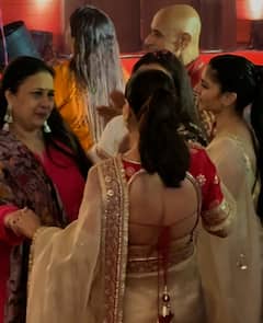 दुर्गा पूजा में जिसे गले लगाकर इमोशनल हुईं रानी-काजोल, उसने सुनील शेट्टी संग इंटीमेट सीन देकर मचाई थी सनसनी, 10 फोटोज में देखें खूबसूरती