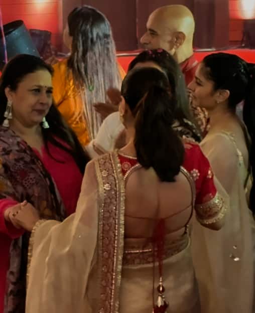 During this, actress Shabani Mukherjee was also seen. Sharbani, queen and Kajol were seen to be emotional by embracing.
