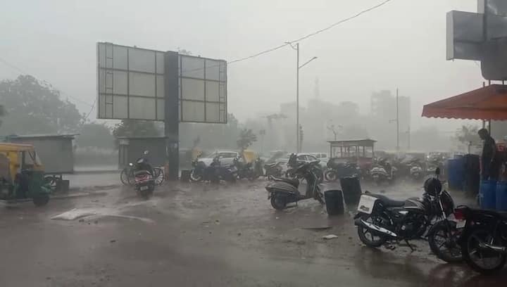 ગરબાના રંગમાં ભંગ પડતાં નિરાશ થયેલા અમદાવાદી ખેલૈયાઓ હવે શહેરના પશ્ચિમ વિસ્તારમાં બનાવવામાં આવેલા AC ડોમના ગરબા તરફ વળ્યા છે. જોકે, AC ડોમમાં પ્રવેશની સંખ્યા ચોક્કસ અને મર્યાદિત હોવાથી, પાસ મેળવવા માટે ખેલૈયાઓ વચ્ચે ભારે પડાપડી થાય તેવી શક્યતા છે.