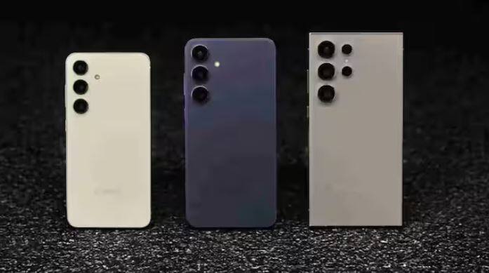 ਡਿਸਪਲੇਅ ਦੀ ਗੱਲ ਕਰੀਏ ਤਾਂ, Galaxy S24 ਵਿੱਚ 6.2-ਇੰਚ ਦੀ ਡਾਇਨਾਮਿਕ LTPO AMOLED 2X ਸਕ੍ਰੀਨ ਹੈ ਜੋ 120Hz ਰਿਫਰੈਸ਼ ਰੇਟ ਅਤੇ 2600 nits ਚਮਕ ਲਈ ਸਪੋਰਟ ਕਰਦੀ ਹੈ। ਇਹ Corning Gorilla Glass Victus 2 ਦੁਆਰਾ ਸੁਰੱਖਿਅਤ ਹੈ। ਪ੍ਰੋਸੈਸਿੰਗ ਲਈ, ਇਹ 4nm ਆਰਕੀਟੈਕਚਰ 'ਤੇ ਅਧਾਰਤ Qualcomm Snapdragon 8 Gen 3 ਚਿੱਪਸੈੱਟ ਦੁਆਰਾ ਸੰਚਾਲਿਤ ਹੈ। ਇਹ ਫੋਨ Android 14 'ਤੇ ਚੱਲਦਾ ਹੈ, ਅਤੇ ਕੰਪਨੀ ਨੇ ਸੱਤ ਵੱਡੇ Android ਅਪਡੇਟਾਂ ਦਾ ਵਾਅਦਾ ਕੀਤਾ ਹੈ।