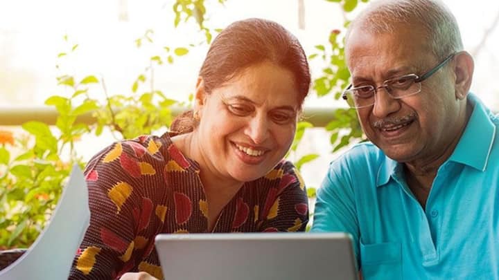 इनमें राष्ट्रीय वरिष्ठ नागरिक मेडिक्लेम पॉलिसी बुजुर्गों को 10 लाख रुपये तक की बीमा राशि देती है. इसे 60-80 वर्ष की उम्र के लोग खरीद सकते हैं. योजना फैमिली फ्लोटर प्लान के आधार पर जीवनसाथी या पार्टनर को भी कवरेज देती है.