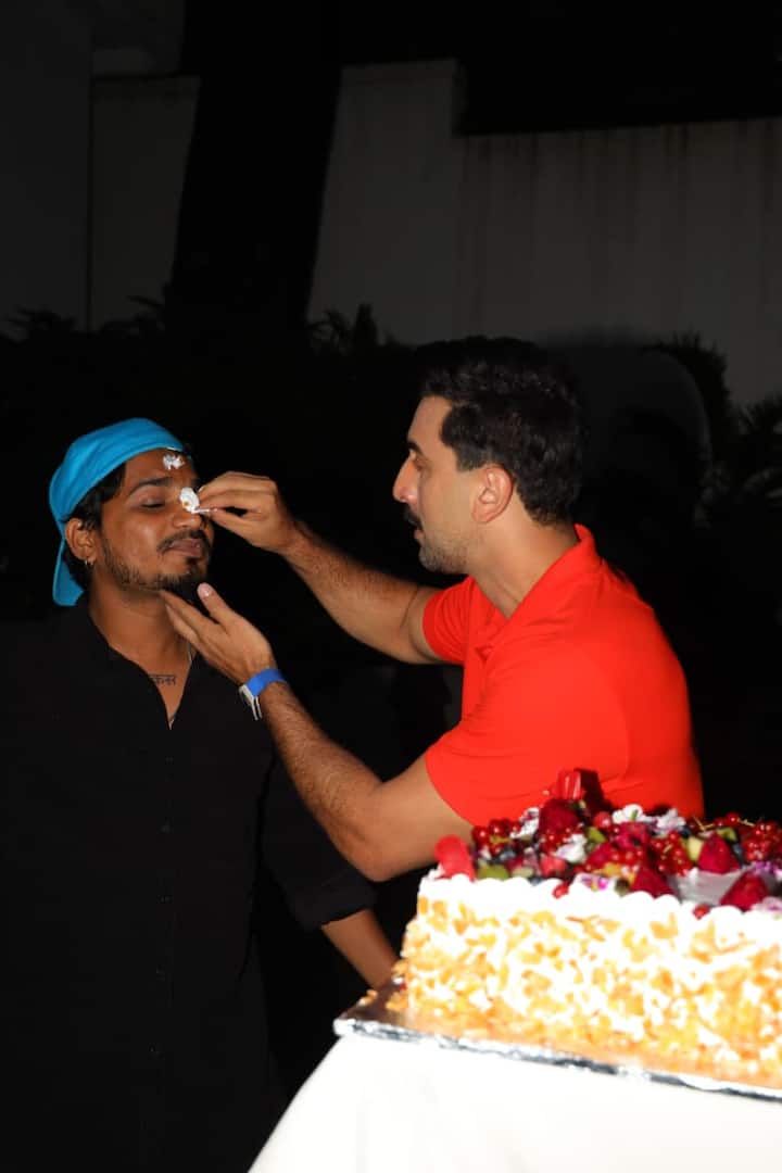 After this, he fed the cake to Paparai in his mischievous style and also applied the cream on his face. Its video is becoming increasingly viral on social media and all are praising their naughty style.