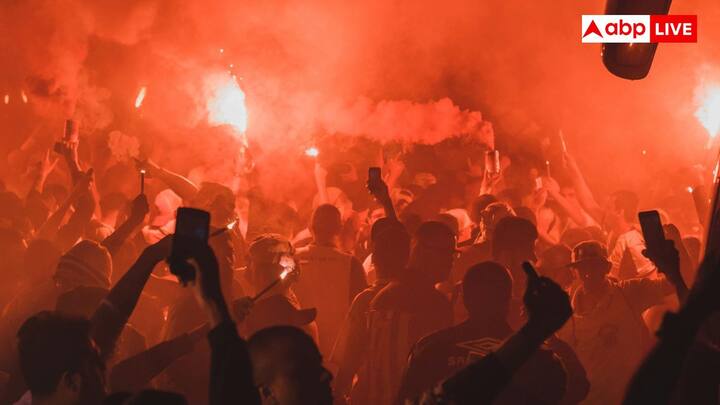 गोवा अपनी बीच पार्टियों के लिए पूरी दुनिया भर में मशहूर है. अब चाहे वह फुल मून बीच फेस्टिवल हो या फिर ट्रान्स पार्टी यहां आपको शानदार क्लब नाइट देखने को मिलेगी. गोवा में आप बोट पार्टी का भी अनुभव उठा सकते हैं.