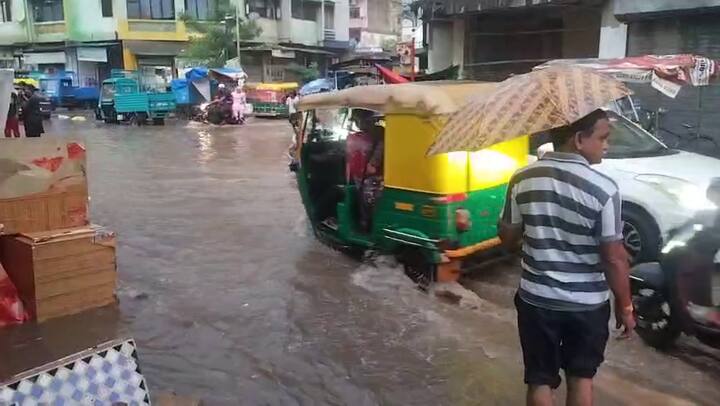 આજે સાતમા નોરતે અમદાવાદના આકાશમાં કાળા ડિબાંગ વાદળો છવાયેલા રહેવાથી અને મુશળધાર વરસાદ પડવાના કારણે નવલી નવરાત્રિમાં વરસાદ વિલન બન્યો હોય તેવા દ્રશ્યો સર્જાયા છે. વરસાદના કારણે એસજી હાઇવે સહિતના વિસ્તારોમાં આવેલા ઘણા ખુલ્લા પાર્ટી પ્લોટોમાં પાણી ભરાઈ ગયા છે અને ગરબા ગ્રાઉન્ડમાં કાદવ-કિચડ થઈ ગયો છે. જેના કારણે સાંજે 7 વાગ્યા બાદ પણ ગરબા શરૂ થાય તેવી સ્થિતિ લાગતી નથી.