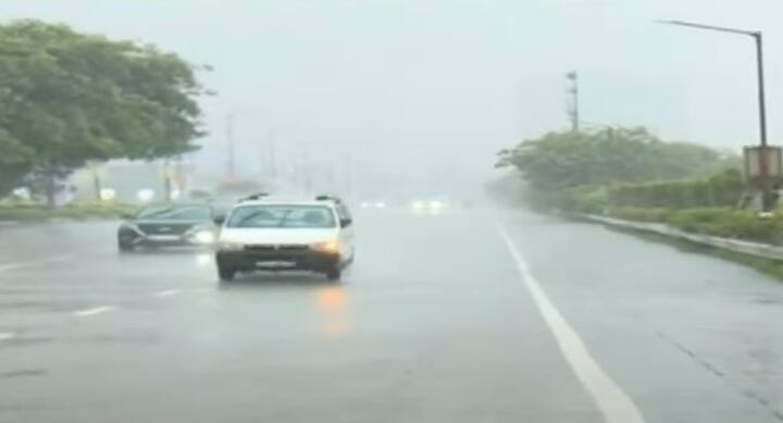 Mumbai Rains: हवामान खात्याने आज मुंबईसाठी रेड अलर्ट वर्तवला आहे. सकाळपासूनच उपनगरांमध्ये मुसळधार पावसाची सुरुवात झाली आहे.