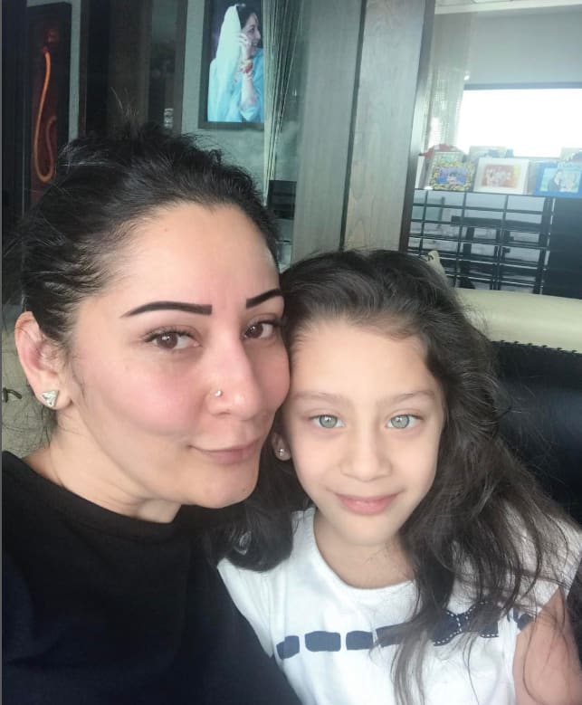 Sanjay Dutt is very close to his daughter Iqra. Many times he has been seen spending quality time with children after taking time out of his shooting and work.