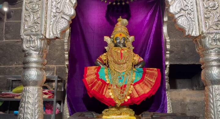 श्री विठ्ठलालाही या दिवशी अतिशय प्राचीन शैलीतील आणि मौल्यवान अलंकारात सजवण्यात आले आहे. विठ्ठल व रुक्मिणी मातेसाठी पारंपरिक अलंकारांची निवड ही भक्तांसाठी विशेष आकर्षणाचे ठरते.