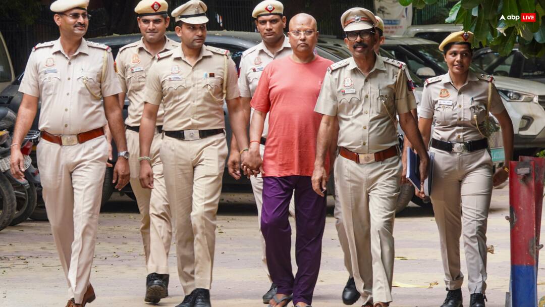 चैतन्यानंद का 'चरित्र'- पार्थ सारथी नाम से होटल में एंट्री, मिला कमरा नंबर 101, ऐसे हुआ अरेस्ट Chaitanyananda Saraswati entered hotel under name Partha Sarathi got room number 101 चैतन्यानंद का 'चरित्र'- पार्थ सारथी नाम से होटल में एंट्री, मिला कमरा नंबर 101, ऐसे हुआ अरेस्ट