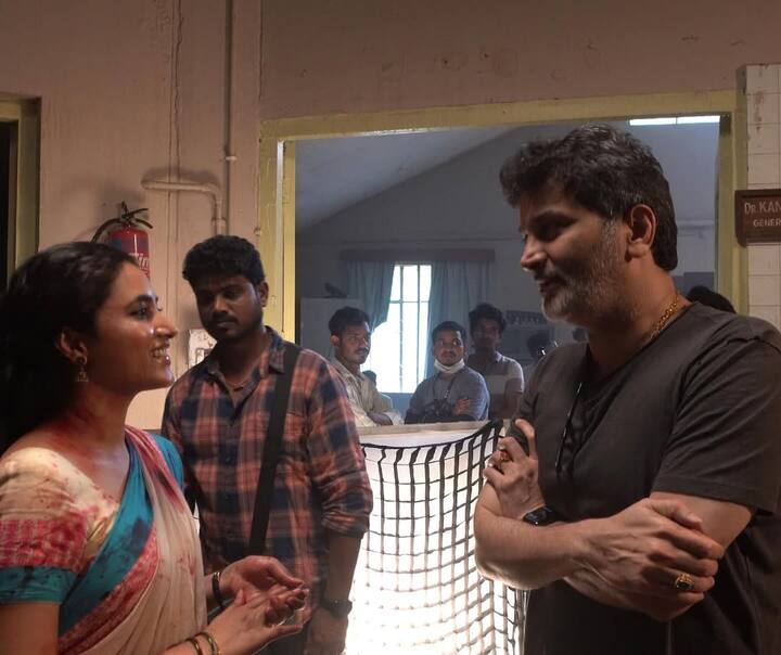 'ఓజీ' చిత్రీకరణకు వచ్చిన త్రివిక్రమ్ శ్రీనివాస్ తో ప్రియాంక. (Image Courtesy: priyankaamohanofficial / Instagram)