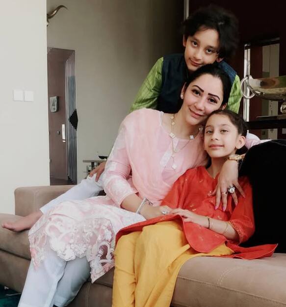 At the moment, she is enjoying her studies and family life. Occupational, Ikra Dutt has become a favorite starkid of fans due to her doll-like beloved appearance, style and a face similar to Papa Sanjay Dutt.