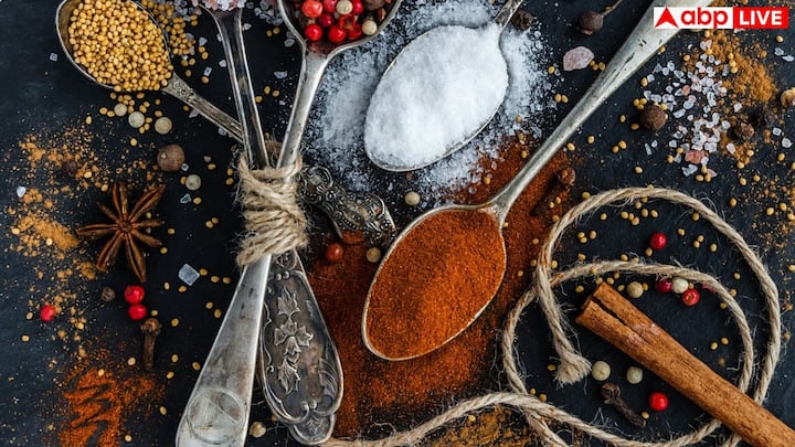 इसमें दूसरा नाम मसालों का आता है. मसालों में एंटीऑक्सीडेंट्स की मात्रा काफी ज्यादा होती है, जो रेडिकल लेवल को कम करके ब्लड लेवल को नियंत्रित करता है. आप तरह-तरह के मसाले जैसे कि अदरक, मिर्च, दालचीनी, और काली मिर्च को अपने डाइट में शामिल करते हैं, तो हार्ट अटैक और कई अन्य तरह की दिक्कतें कम हो जाती हैं.