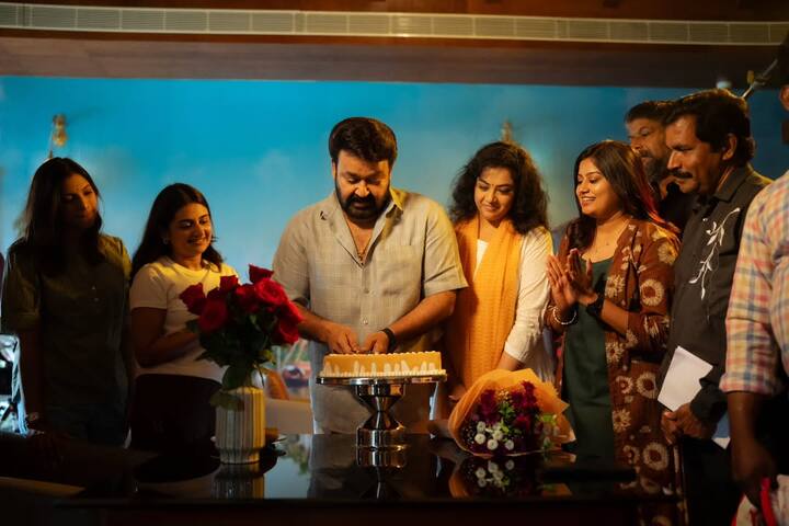 'దృశ్యం 3'లో కథానాయికగా నటిస్తున్న మీనాతో పాటు ఇతర తోటి నటీనటుల సమక్షంలో కేక్ కట్ చేస్తున్న మోహన్ లాల్. (Image Courtesy: drishyam3themovie / Instagram)