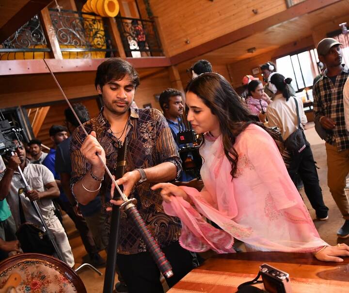 కటానా గురించి దర్శకుడు సుజీత్ వివరిస్తుంటే ఆసక్తిగా వింటున్న ప్రియాంక అరుల్ మోహన్ (Image Courtesy: priyankaamohanofficial / Instagram)