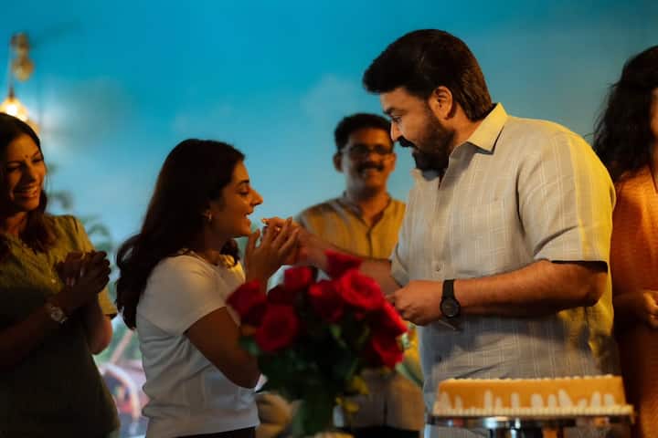 'దృశ్యం' ఫ్రాంచైజీలో మోహన్ లాల్ చిన్న కుమార్తెగా ఎస్తేర్ అనిల్ యాక్ట్ చేస్తున్నారు. ఆమెకు కేక్ తినిపిస్తున్న మోహన్ లాల్. (Image Courtesy: drishyam3themovie / Instagram)