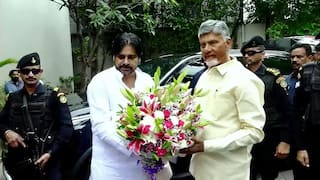 Chandrababu visits Pawan Kalyan: పవన్ కళ్యాణ్ నివాసానికి వెళ్లి పరామర్శించిన ఏపీ సీఎం చంద్రబాబు, త్వరగా కోలుకోవాలని ఆకాంక్ష