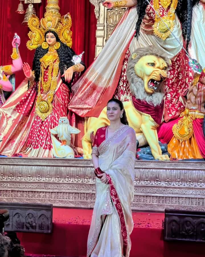 हर साल की तरह इस साल भी उन्होंने शानदार तरीके से मां के आगमन की तैयारियां की. उन्होंने अपने दुर्गा पूजा पंडाल में किसी चीज की कोई कसर नहीं छोड़ा है. फोटोज शेयर करने के महज कुछ ही मिनटों में ये वायरल हो गईं और फैंस जमकर इन तस्वीरों पर अपना प्यार बरसा रहे हैं.