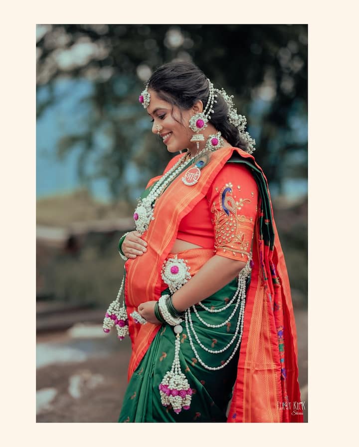 इस फोटो में बेबी बंप के साथ पोज देती सयाली बहुत ही सुंदर लग रही हैं. उनके चेहरे पर मां बनने की खुशी साफ झलक रही है.