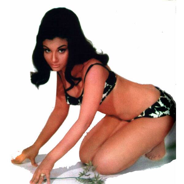 Sharmila made a lot of headlines by making a bikini photoshoot for Filmfare in 1966. The actress surprised everyone by wearing a bikini in front of the camera at that time.