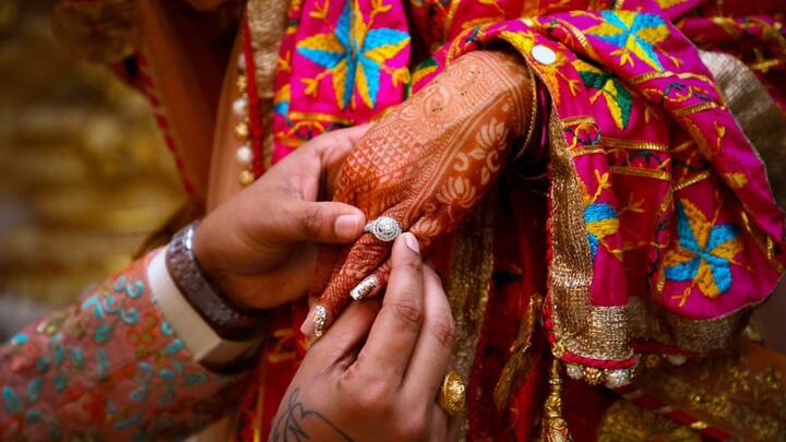 ये नियम इसलिए बनाए गए हैं ताकि लड़कियां अपनी पसंद का वर न चुन सकें और उनकी वर्जिनिटी सुरक्षित रहे. बाजार में लड़कियों की कीमत उनकी सुंदरता और आकर्षण के आधार पर तय की जाती है. खूबसूरत लड़कियों की कीमत लाखों में हो सकती है. एक बार कोई युवक किसी लड़की को पसंद कर ले, तो लड़की के परिवार वाले लड़के के परिवार से मोलभाव करते हैं.