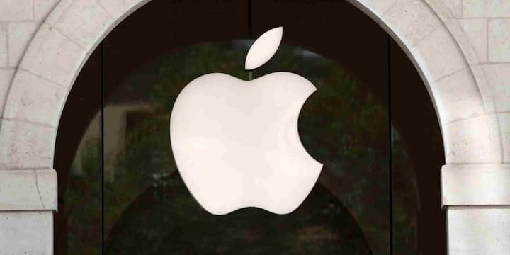 Apple का यह लोगो बहुत जल्दी कंपनी की पहचान बन गया. समय के साथ इसमें कलर और डिजाइन में बदलाव जरूर हुआ लेकिन कटा हुआ सेब हमेशा जस का तस रहा. यही डिजाइन आज लोगों के लिए क्वालिटी, लग्ज़री और प्रीमियम टेक्नोलॉजी का प्रतीक बन चुका है.