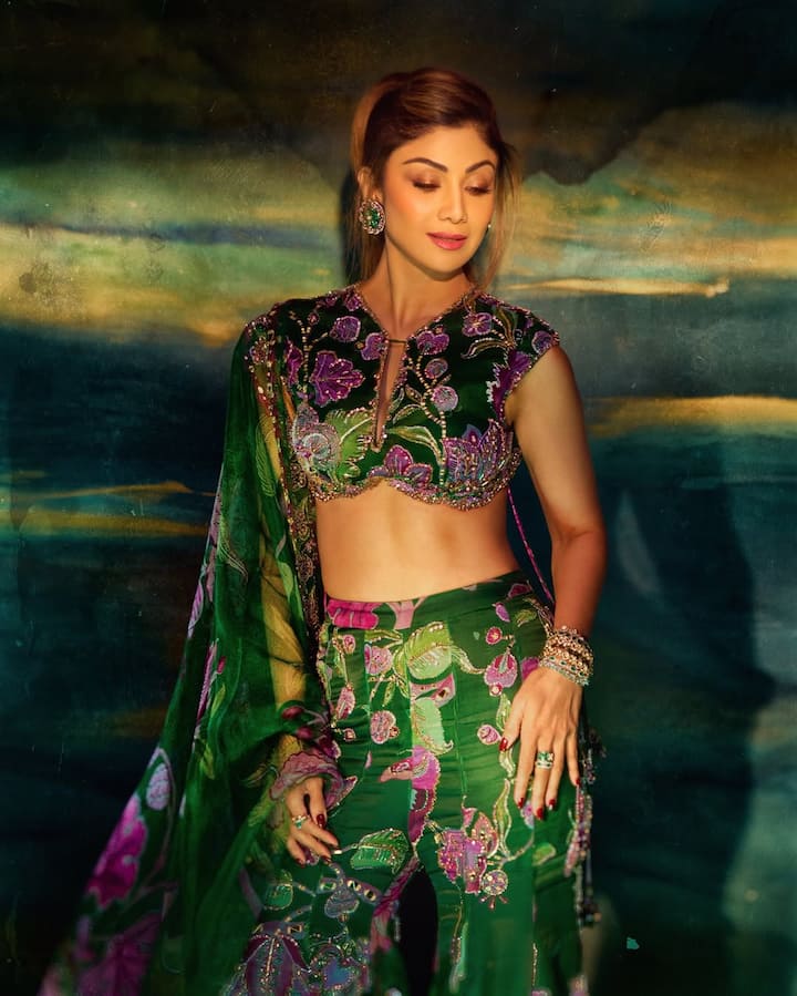 This Indo Western dress of Shilpa Shetty also looks very beautiful. It has all the colors with peacock.