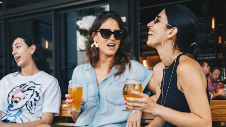 यही वजह से एशिया और लैटिन अमेरिका के कई देशों में बनी बियर में चीनी मिलाना आम बात है. हालांकि ज्यादा चीनी मिलाने से बीयर का स्वाद आर्टिफिशियल या मीठा लग सकता है. यही कारण है कि प्रीमियम ब्रुअरीज और क्राफ्ट बीयर मेकर्स अक्सर प्राकृतिक माल्ट पर ही जोर देते हैं और एक्स्ट्रा चीनी का प्रयोग कम करते हैं.