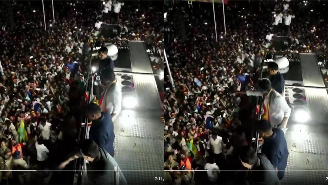 Karur Stampede TVK Vijay pauses speech Distributes Water To People Who Suffocated Video Goes Viral Karur Stampede: விஜய் தண்ணீர் பாட்டில் வீசியது சரியா? முண்டியடித்த தவெக தொண்டர்கள் - வீடியோ வைரல்