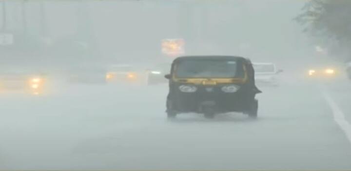 रत्नागिरी, सिंधुदुर्ग, कोल्हापूर, सातारा, संभाजीनगरला ऑरेंज अलर्ट देण्यात आलाय. तर मराठवाडा, विदर्भातील सर्व जिल्ह्यांना यलो अलर्ट देण्यात आला आहे. मराठवाडा आणि मध्य महाराष्ट्राच्या काही भागात  मुसळधार ते अतिमुसळधार पावसाची शक्यता आहे. त्यामुळे नागरिकांनी सतर्क राहावे अशा सूचना देण्यात आल्यात.