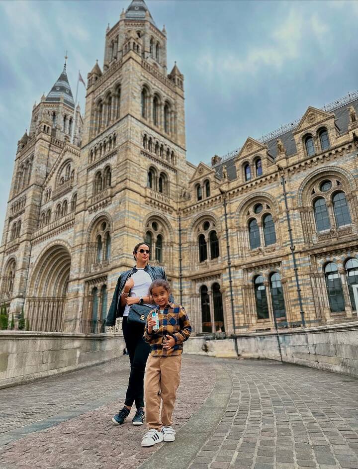 But now Gul Panag revolves around the world with her son Nihal and fans also like to see these pictures of mother and son. The actress believes that in addition to books, she wants to give knowledge of many things to her son by rotating the world.