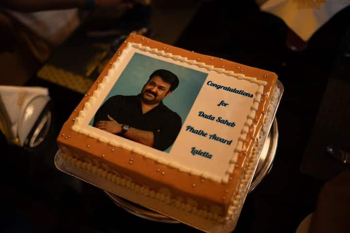 ఫాల్కే పురస్కార గ్రహీత మోహన్ లాల్ కు 'దృశ్యం 3' టీం కంగ్రాచులేషన్స్ చెప్పింది. సెట్స్ లో కేక్ కట్ చేయించింది. (Image Courtesy: drishyam3themovie / Instagram)